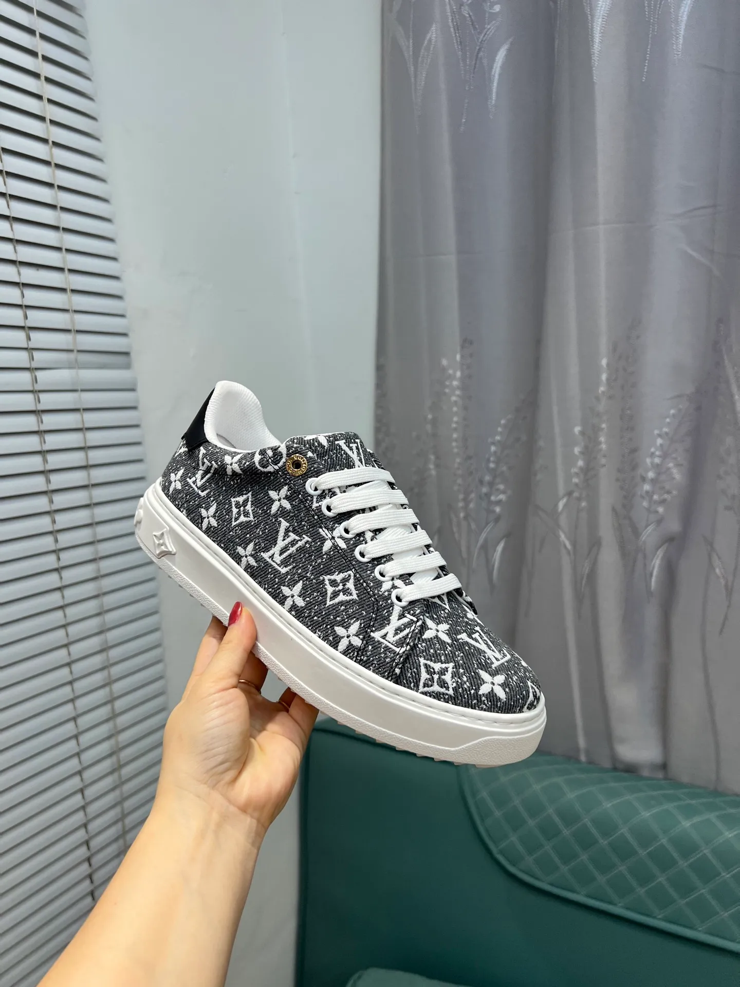 Men's Men's Shoes 💰540 LV Louis Vuitton. The latest fashionable casual shoes are popular in physical stores. The new spring and summer comfortable imported custom patent leather plus cowhide, cowhide mesh, and unique jacquard fabric element design. With sheepskin lining, Lv original base, [sun][sun] high-end packaging and high quality💪Details determine quality, welcome to compare🇮🇹Code number 38-44, 45 can be customized